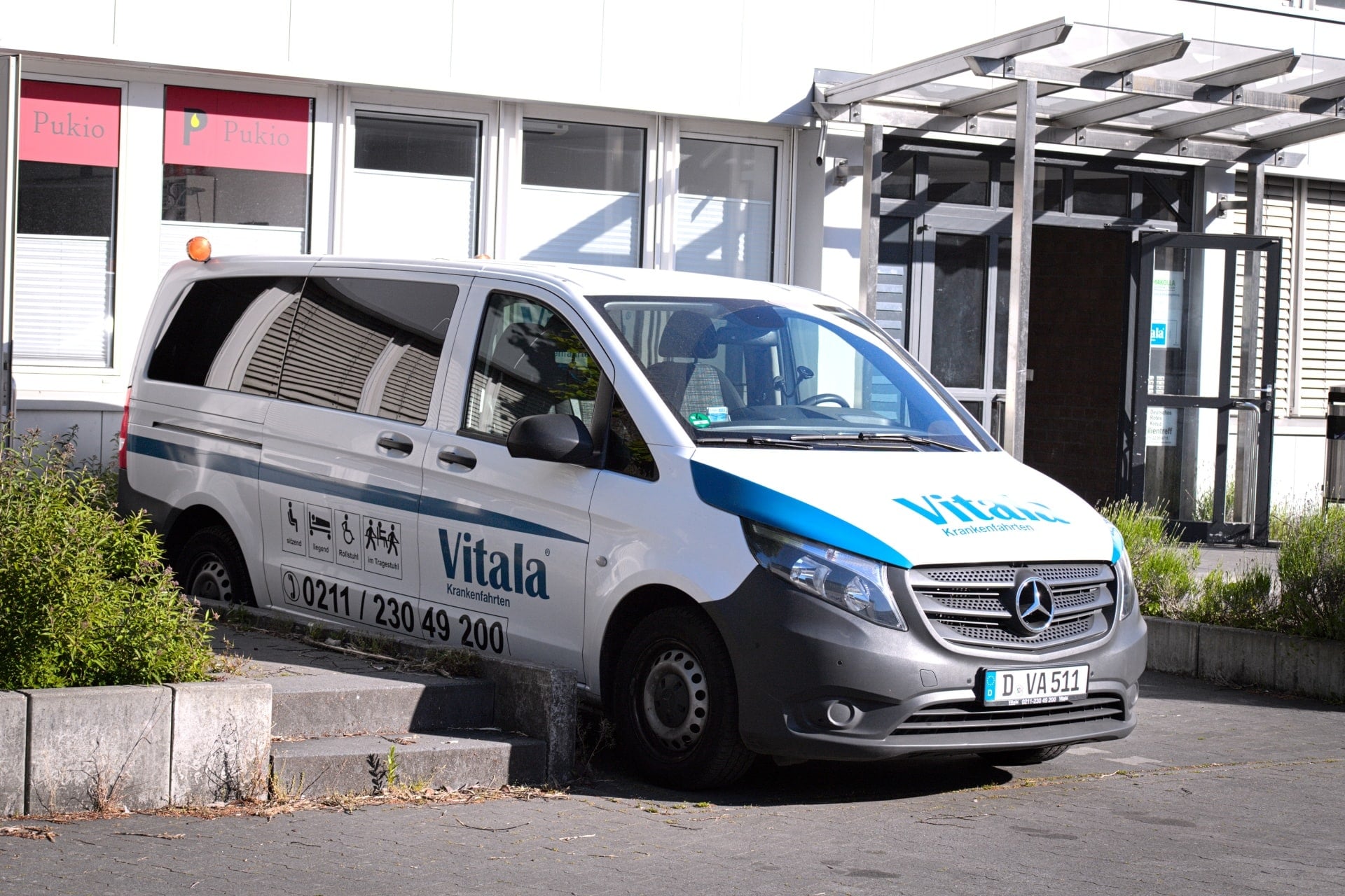 Weißer Mercedes Vito mit Vitala-Beschriftung und Telefonnummer